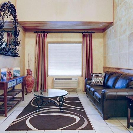 Quality Inn & Suites Airport Austin Bagian luar foto