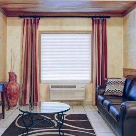 Quality Inn & Suites Airport Austin Bagian luar foto