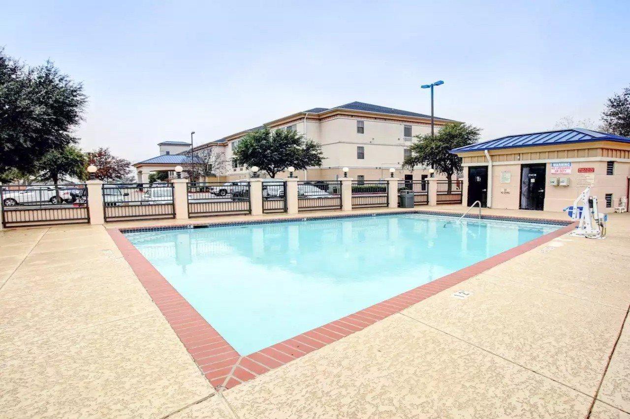 Quality Inn & Suites Airport Austin Bagian luar foto