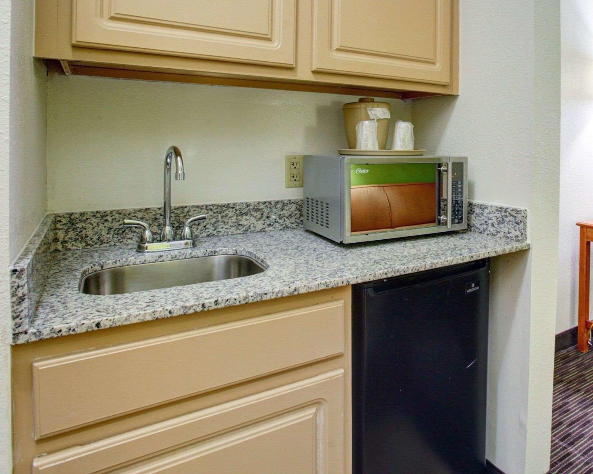 Quality Inn & Suites Airport Austin Bagian luar foto