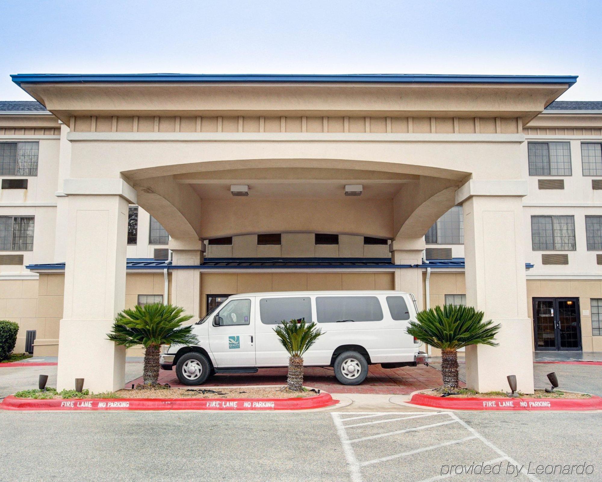 Quality Inn & Suites Airport Austin Bagian luar foto