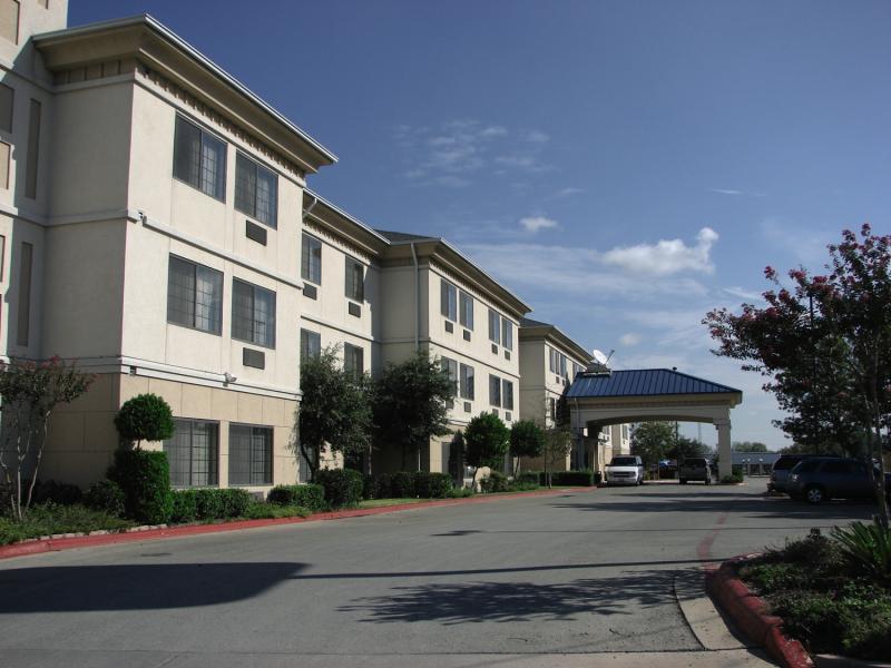 Quality Inn & Suites Airport Austin Bagian luar foto