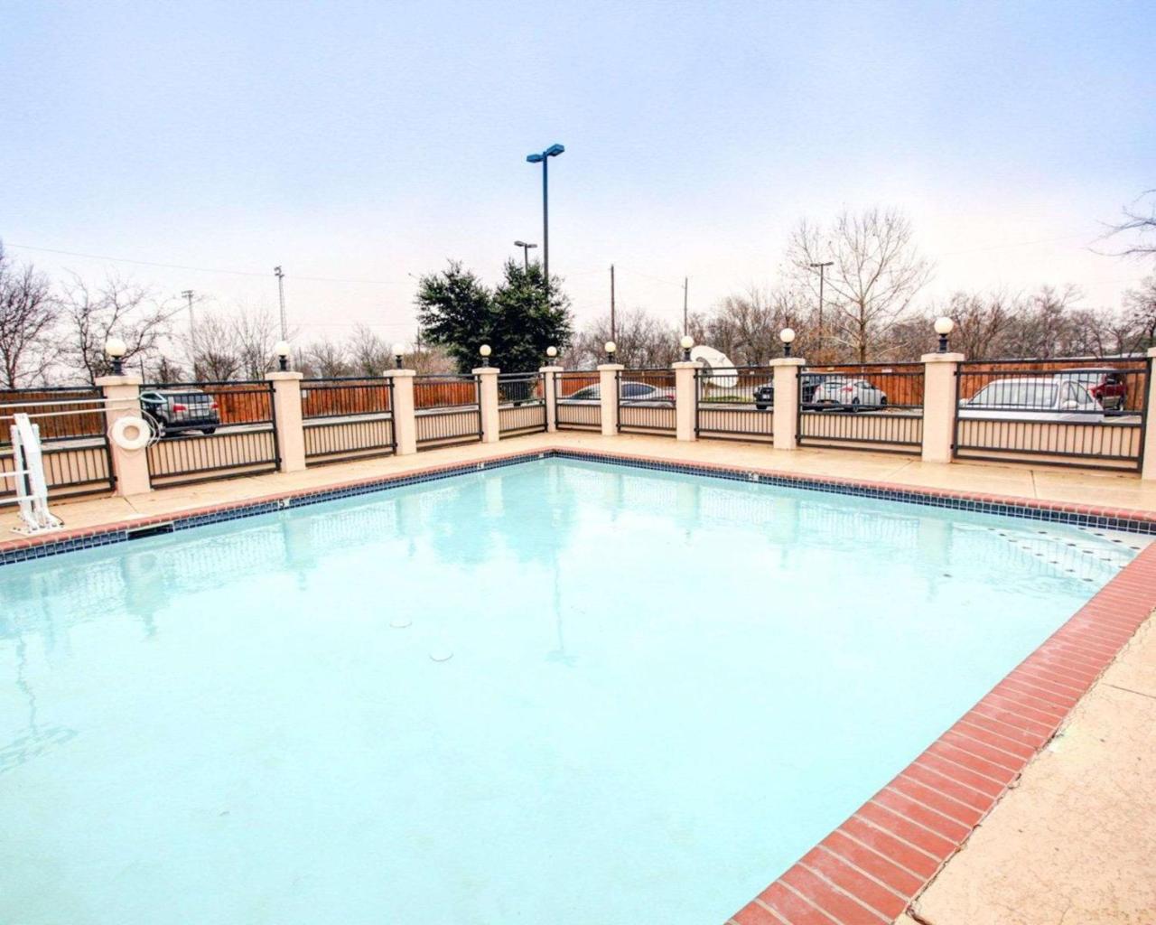Quality Inn & Suites Airport Austin Bagian luar foto