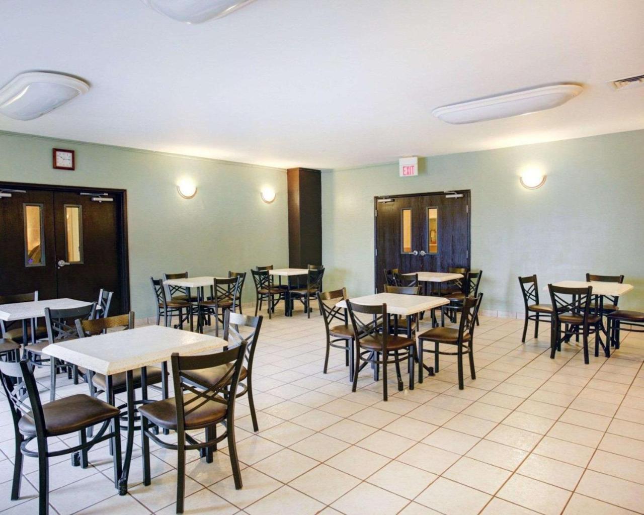 Quality Inn & Suites Airport Austin Bagian luar foto