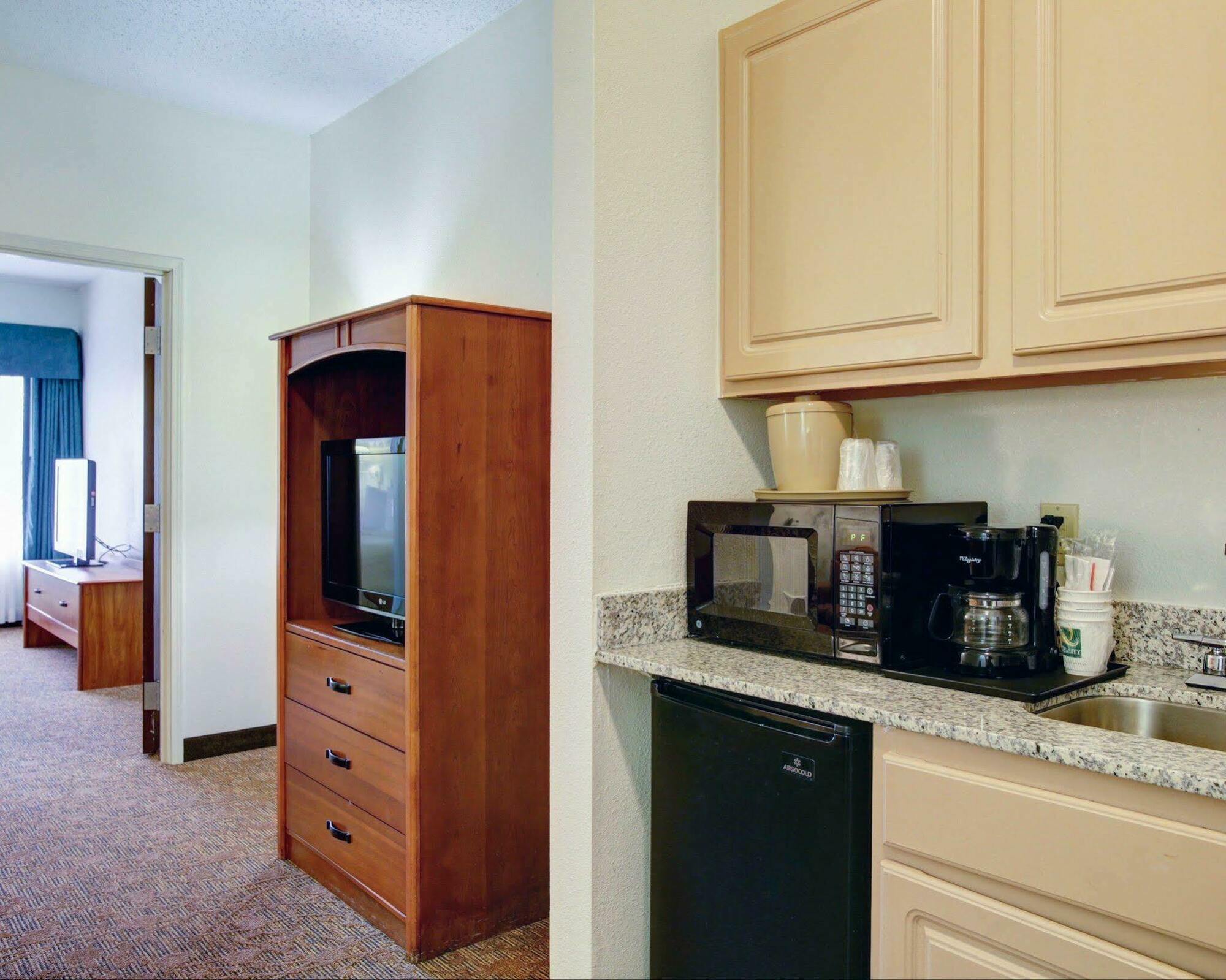 Quality Inn & Suites Airport Austin Bagian luar foto