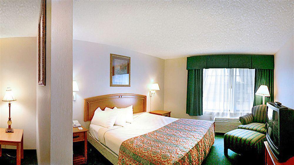 Quality Inn & Suites Airport Austin Bagian luar foto